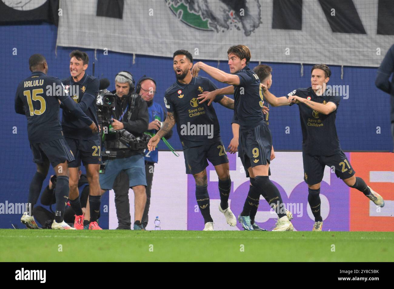 Lipsia, Germania. 2 ottobre 2024. Mannschaft von Juventus Turin bejubelt das 2:2 durch Dusan Vlahovic (Juventus Torino) 3.v.re. GER, RB Leipzig vs. Juventus Torino, Fussball, UEFA Champions League, 2. Spieltag, Saison 2024/2025, 02.10.2024 NORMATIVE DFB/DFL VIETANO QUALSIASI USO DI FOTOGRAFIE COME SEQUENZE DI IMMAGINI E/O QUASI-VIDEO foto: Eibner-Pressefoto/Bert Harzer credito: dpa/Alamy Live News Foto Stock