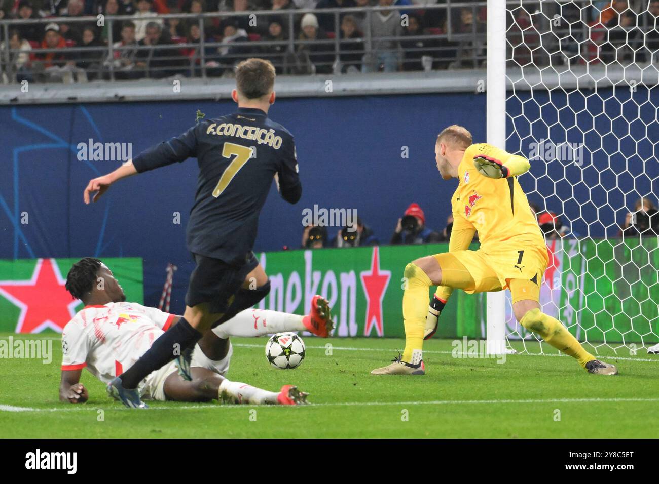 Francisco Conceicao (Juventus Turin) li., Vorn, erzielt das 2:3, Peter Gulacsi (Torwart, RB Leipzig) re., castello Lukeba (RB Leipzig) li. GER, RB Leipzig vs. Juventus Torino, Fussball, UEFA Champions League, 2. Spieltag, Saison 2024/2025, 02.10.2024 NORMATIVE DFB/DFL VIETANO QUALSIASI USO DI FOTOGRAFIE COME SEQUENZE DI IMMAGINI E/O QUASI-VIDEO foto: Eibner-Pressefoto/Bert Harzer Foto Stock