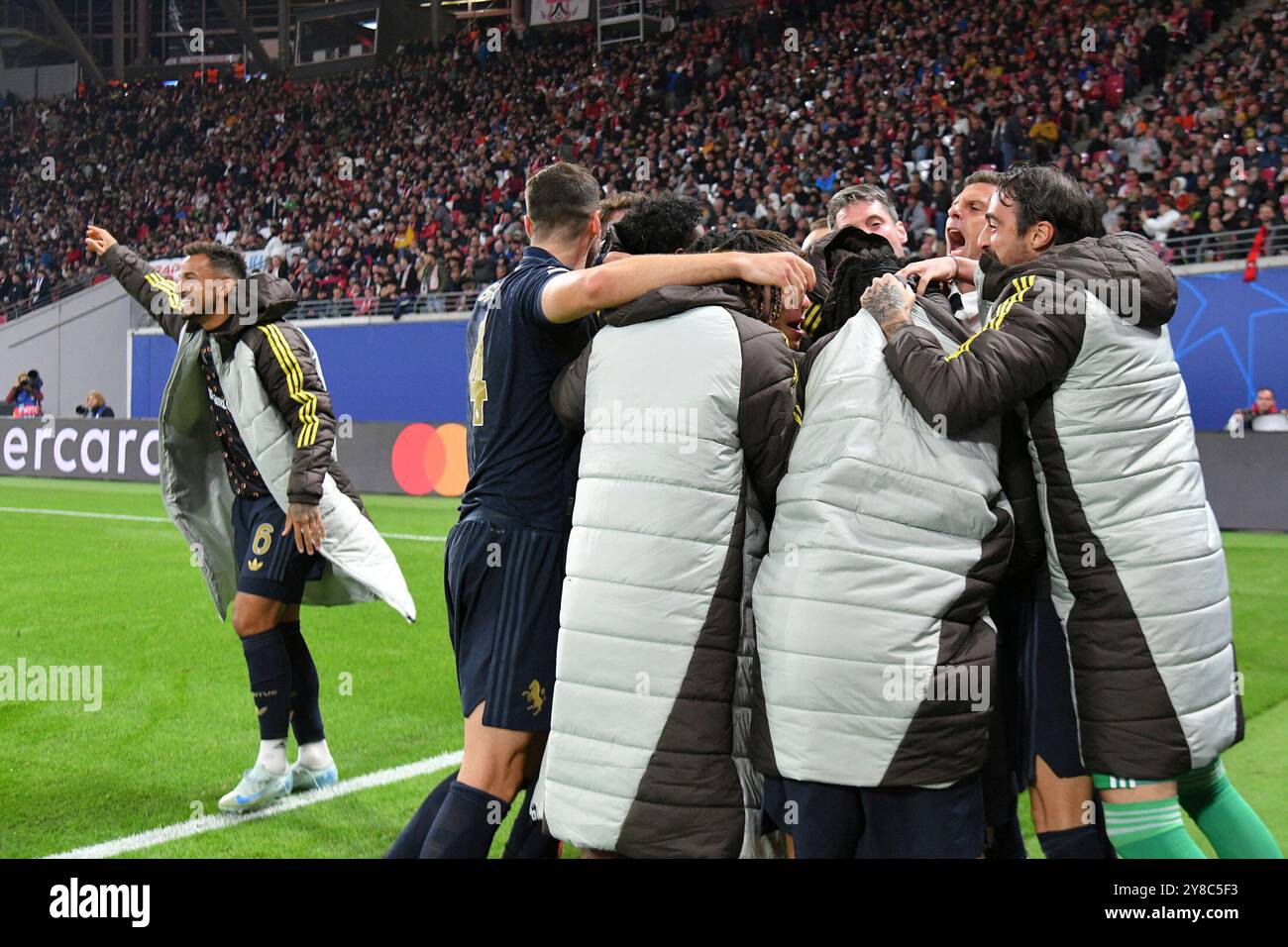 Mannschaft von Juventus Turin bejubelt das 2:3. GER, RB Leipzig vs. Juventus Torino, Fussball, UEFA Champions League, 2. Spieltag, Saison 2024/2025, 02.10.2024 NORMATIVE DFB/DFL VIETANO QUALSIASI USO DI FOTOGRAFIE COME SEQUENZE DI IMMAGINI E/O QUASI-VIDEO foto: Eibner-Pressefoto/Bert Harzer Foto Stock