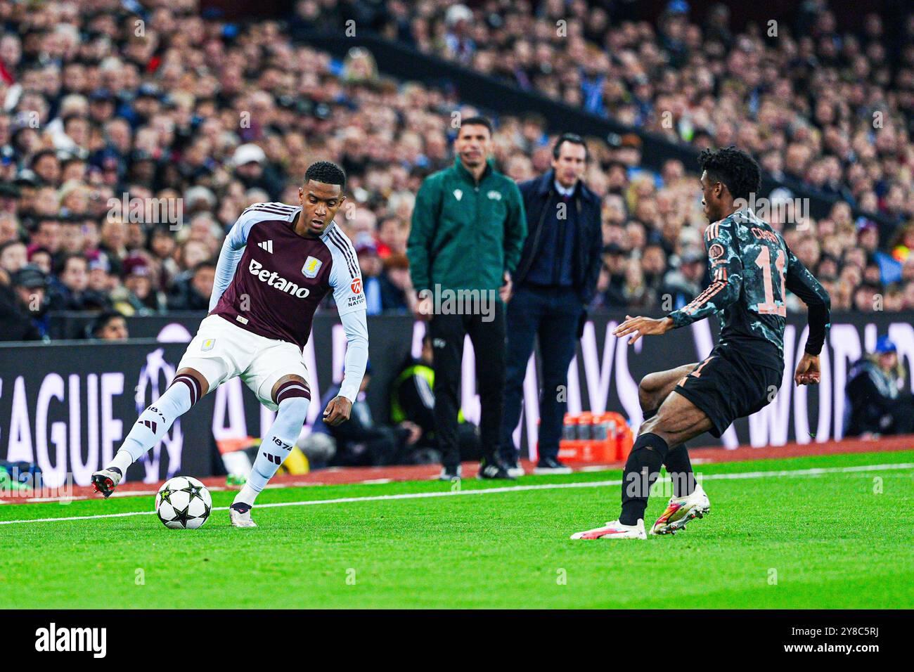 Ezri Konsa (Aston Villa, #04), Kingsley Coman (FC Bayern Muenchen, #11) ENG, Aston Villa vs. FC Bayern Muenchen, Fussball, UEFA Champions League, Spieltag 2, Spielzeit 2024/25, 02.10.2024 foto: Eibner-Pressefoto/Marcel von Fehrn Foto Stock