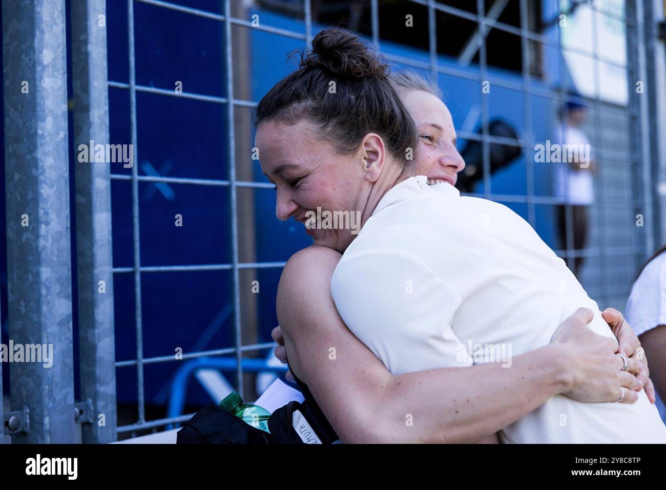 Hoffenheim, Germania. 20 maggio 2024. Tabea Kemme und Almuth Schult begr??en sich, Umarmung GOOGLE PIXEL Frauen Bundesliga, TSG Hoffenheim - FC Bayern M?nchen, Hoffenheim, Dietmar-Hopp-Stadion AM 20.05.2024 LE NORMATIVE DFB VIETANO QUALSIASI USO DI FOTOGRAFIE COME SEQUENZE DI IMMAGINI E/O QUASI-VIDEO. Credito: dpa/Alamy Live News Foto Stock