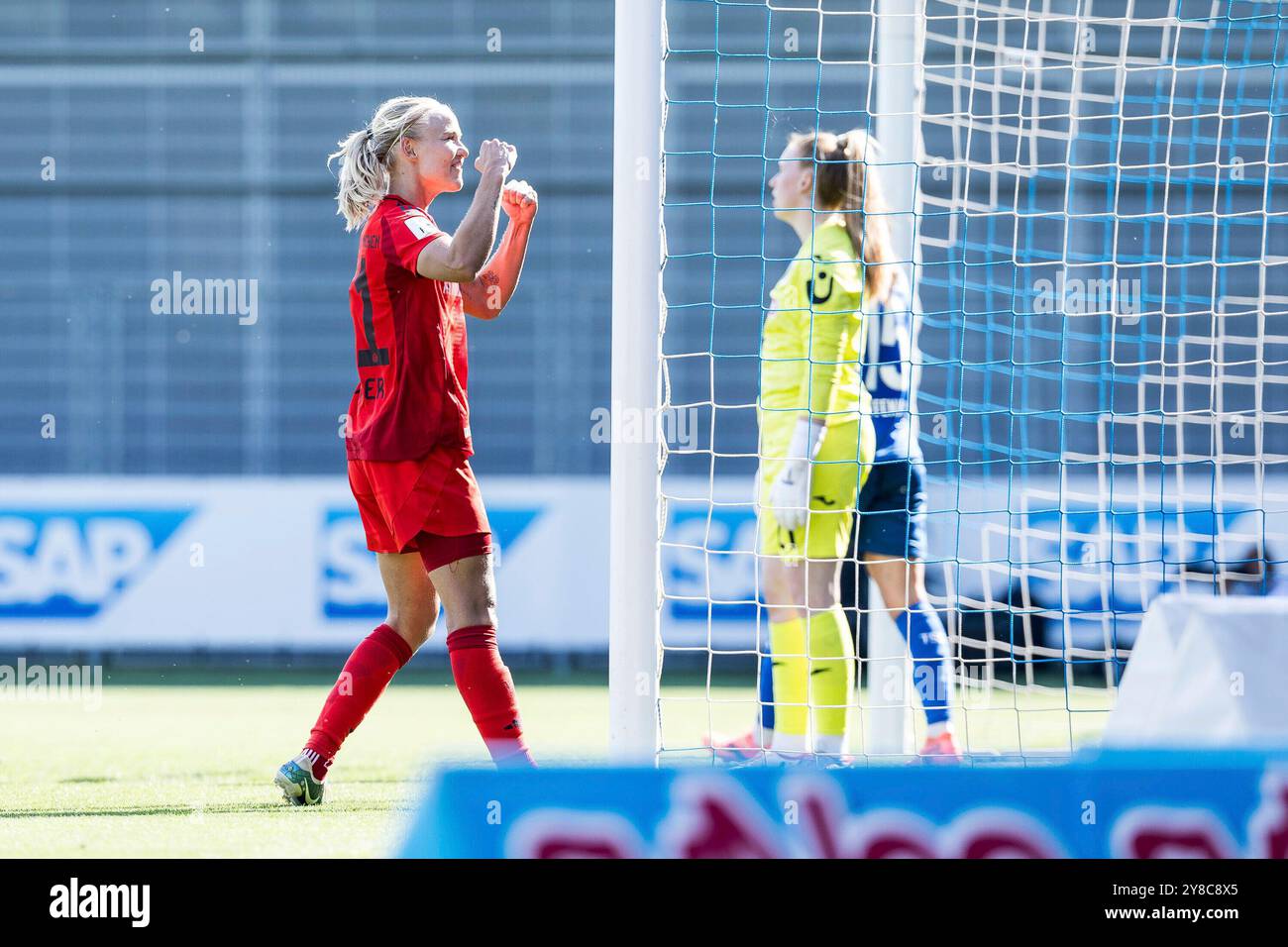 Jubel zum 1:3 durch Pernille Harder (FC Bayern M?nchen, #21) GOOGLE PIXEL Frauen Bundesliga, TSG Hoffenheim - FC Bayern M?nchen, Hoffenheim, Dietmar-Hopp-Stadion AM 20.05.2024 LE NORMATIVE DFB VIETANO QUALSIASI USO DI FOTOGRAFIE COME SEQUENZE DI IMMAGINI E/O QUASI-VIDEO. Foto Stock