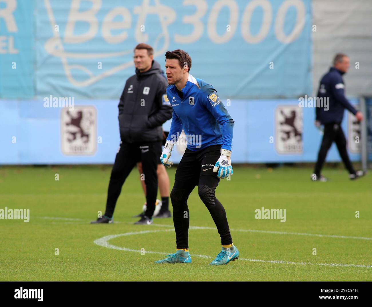 München, Germania 02. Oktober 2024: Fussball, Herren, 3.Liga, Saison 2024/2025, TSV 1860 München, training, Grünwalder Strasse 114 Rene Vollath (TSV 1860 München) konzentriert Foto Stock