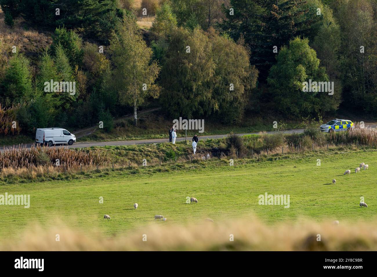 4 ottobre 2024. B851 Road vicino Daviot, Inverness, Scozia. Questa e' la scena dell'auto che e' andata fuori strada e che e' scoppiata in fiamme uccidendo una persona all'interno del veicolo. La polizia ha rilasciato questo PR - Un portavoce della polizia scozzese ha detto: "Stiamo indagando sulla morte del conducente di un veicolo che ha lasciato la carreggiata della B851 vicino a Inverness poco dopo le 11,20 di mercoledì 2 ottobre 2024. Le richieste di informazioni rimangono in corso. Le circostanze sono state deferite al Commissario per le indagini e il riesame della polizia." - Ci sono anche informazioni sui testimoni che hanno coinvolto gli agenti della polizia armata. Foto Stock