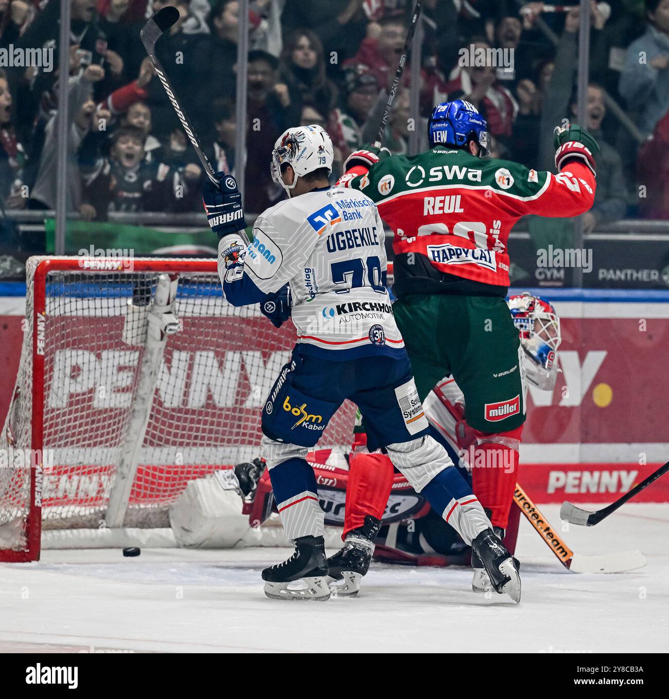 Augusta, Germania. 2 ottobre 2024. Der Puck liegt zum 1:0 im Tor, Denis Reul (Augsburger Panther, #29) jubelt bereits. GER, Augsburger Panther gegen Iserlohn Roosters, Eishockey, DEL, 5. Spieltag, Saison 2024/2025, 02.10.2024. Foto: Eibner-Pressefoto/Heiko Feiner credito: dpa/Alamy Live News Foto Stock