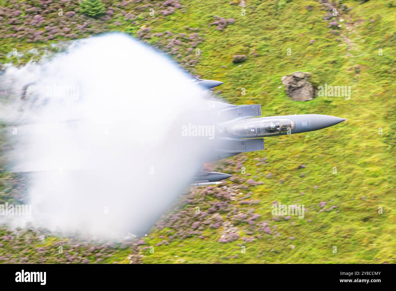 L'F-15 dell'USAF praticava sortite di basso livello attraverso il Mach Loop, Dolgellau, Snowdonia, Galles del Nord Foto Stock