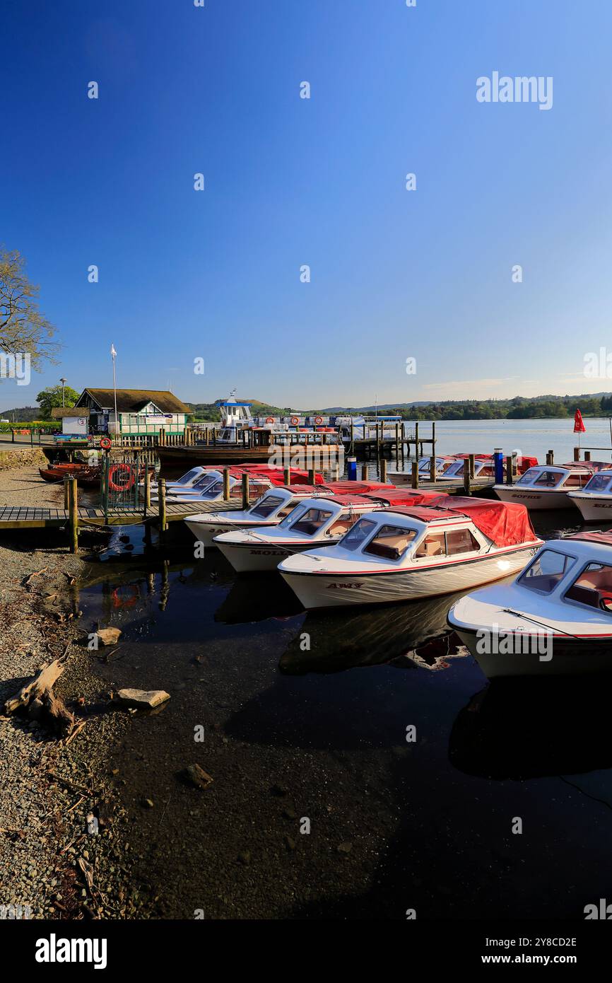 Le barche a remi in legno sul lago Windermere, Ambleside Town, Cumbria, Lake District National Park, Inghilterra, Regno Unito Foto Stock