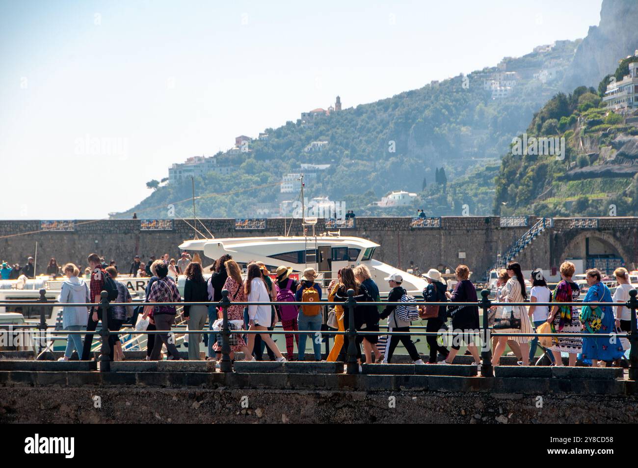 Folle di turisti si sono allineati al molo di Amalfi per salire a bordo. Foto Stock