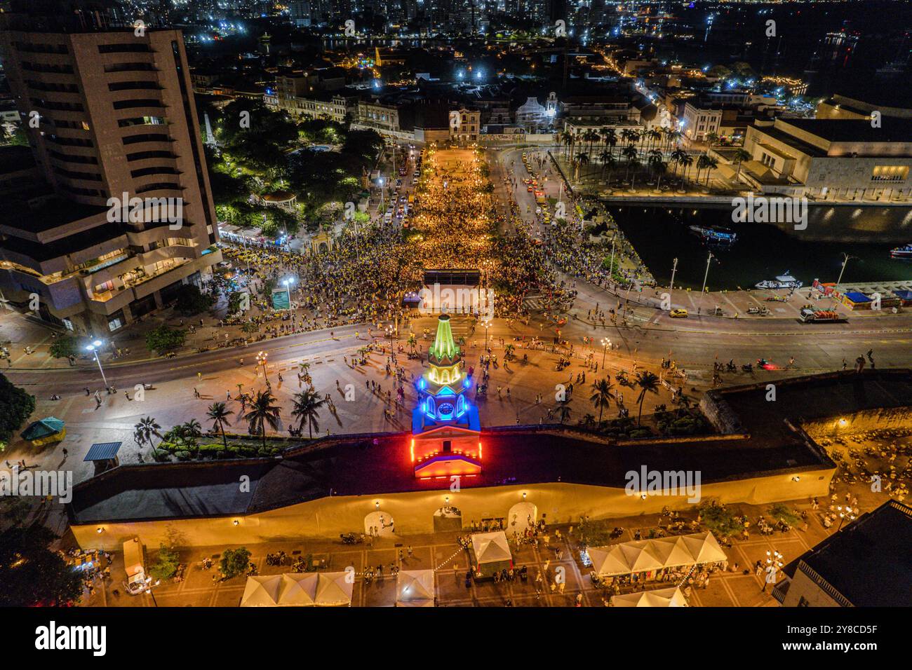 Splendida vista aerea della città di Cartagena, nella città fortificata coloniale, e del Monumento alla Torre dell'Orologio Foto Stock