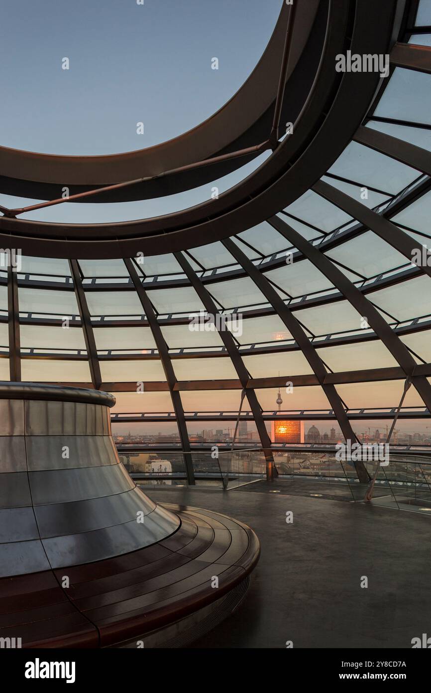 BERLINO, GERMANIA – 11 marzo 2014: Vista della piattaforma di osservazione all'aperto sulla sommità del Reichstag Dome al tramonto Foto Stock