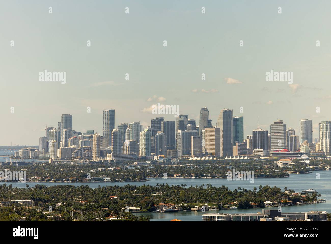 Vista panoramica dello skyline di Miami vista da un alto edificio a Miami Beach, Florida, il 3 ottobre 2024 Foto Stock