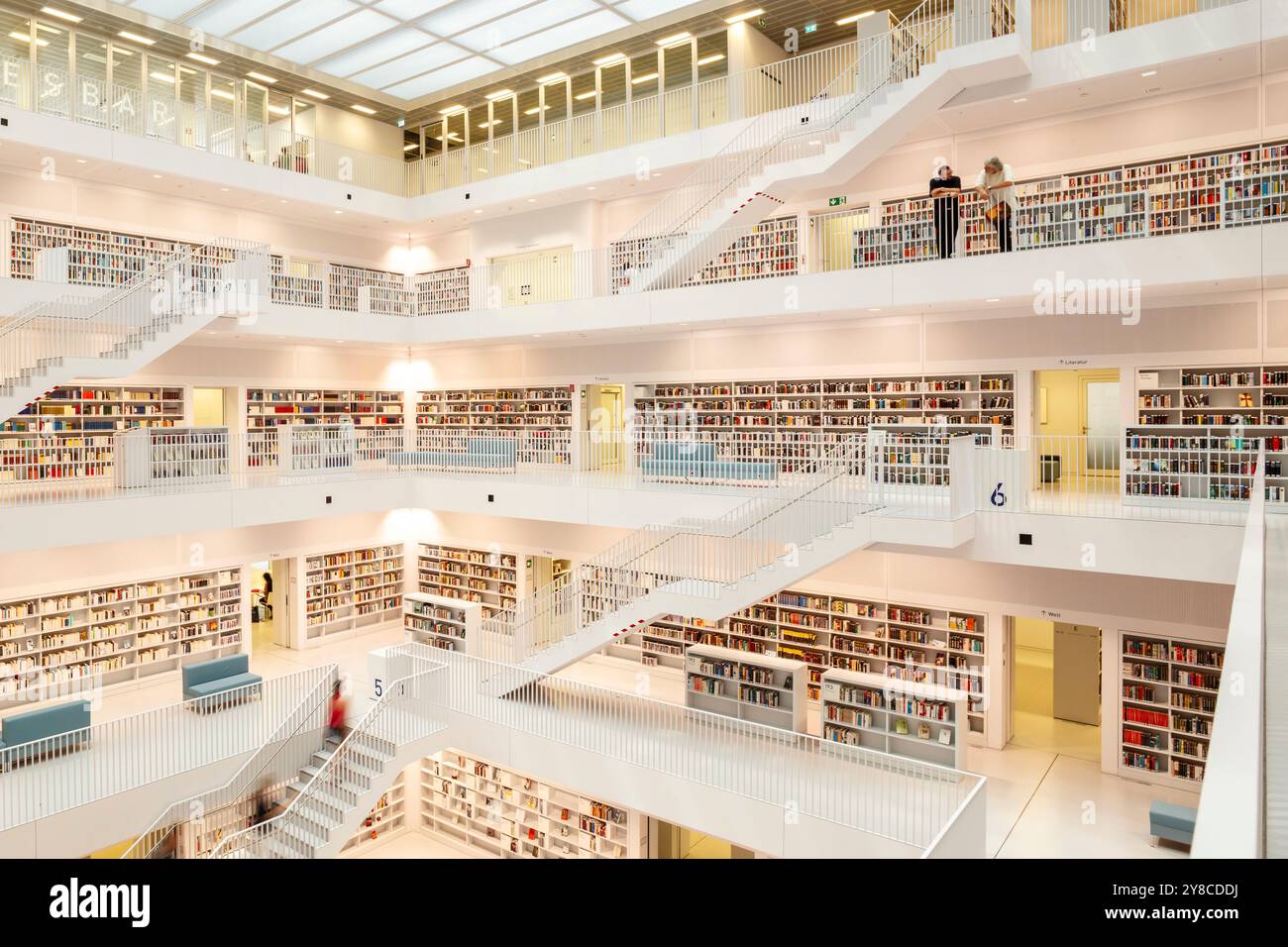 Stoccarda, Germania 6.3.2017 interno della Stadtbibliothek o biblioteca centrale della capitale del Baden-Württemberg. Progetto dell'architetto Eun Young Yi Foto Stock