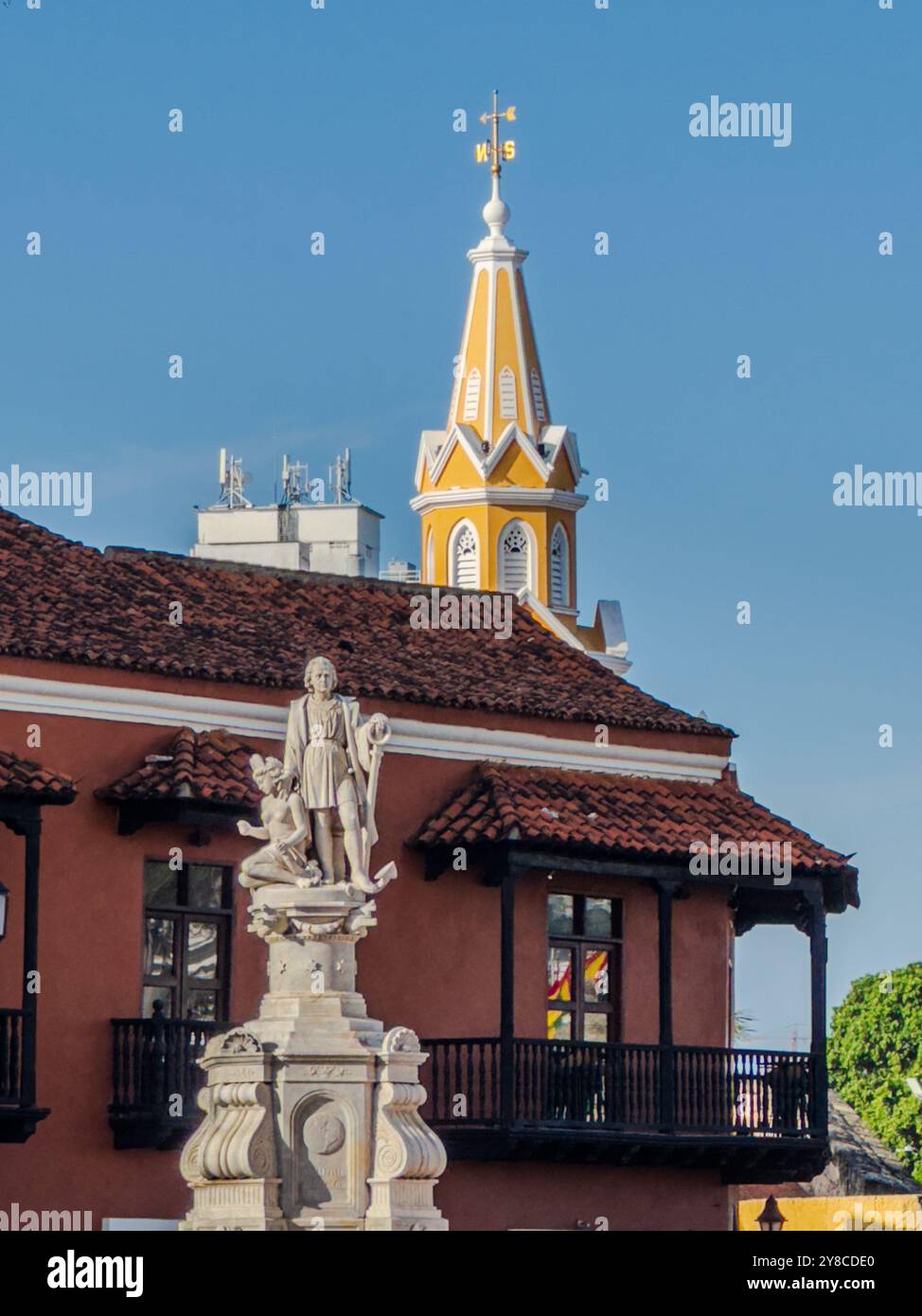 Splendida vista aerea della città di Cartagena, nella città fortificata coloniale, e del Monumento alla Torre dell'Orologio Foto Stock