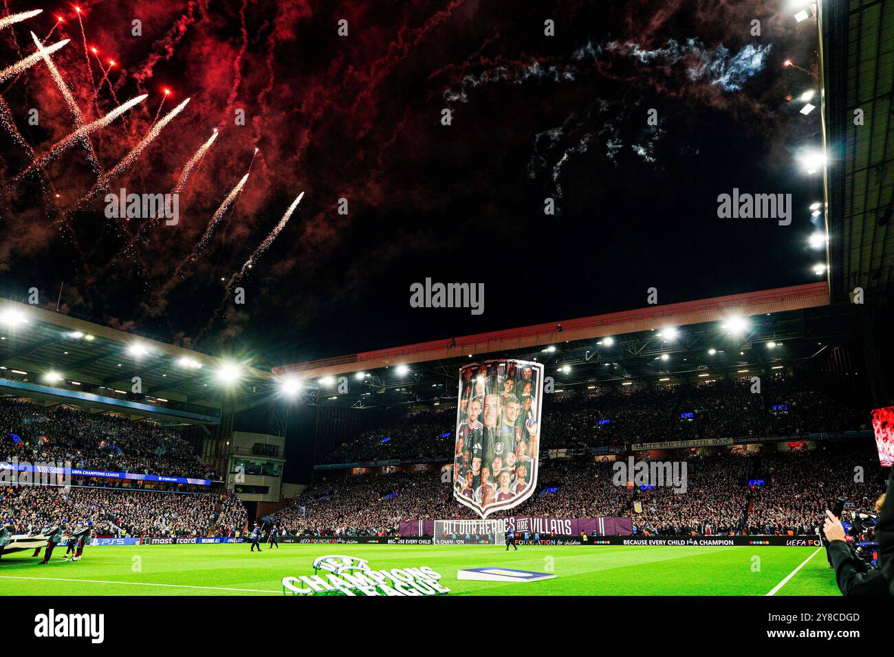 Pryotechnik und Choreografie vor Spielbeginn ITA, Aston Villa vs. FC Bayern Muenchen, Fussball, UEFA Champions League, Spieltag 2, Spielzeit 2024/25, 02.10.2024 foto: Eibner-Pressefoto/Marcel von Fehrn Foto Stock