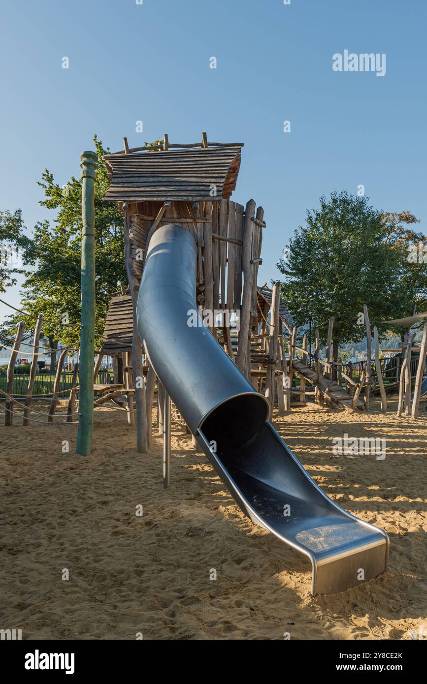Parco giochi all'aperto vuoto per bambini con attrezzatura da arrampicata e scivolo, Ludwigshafen am Bodensee, Baden-Wuerttemberg, Germania Foto Stock