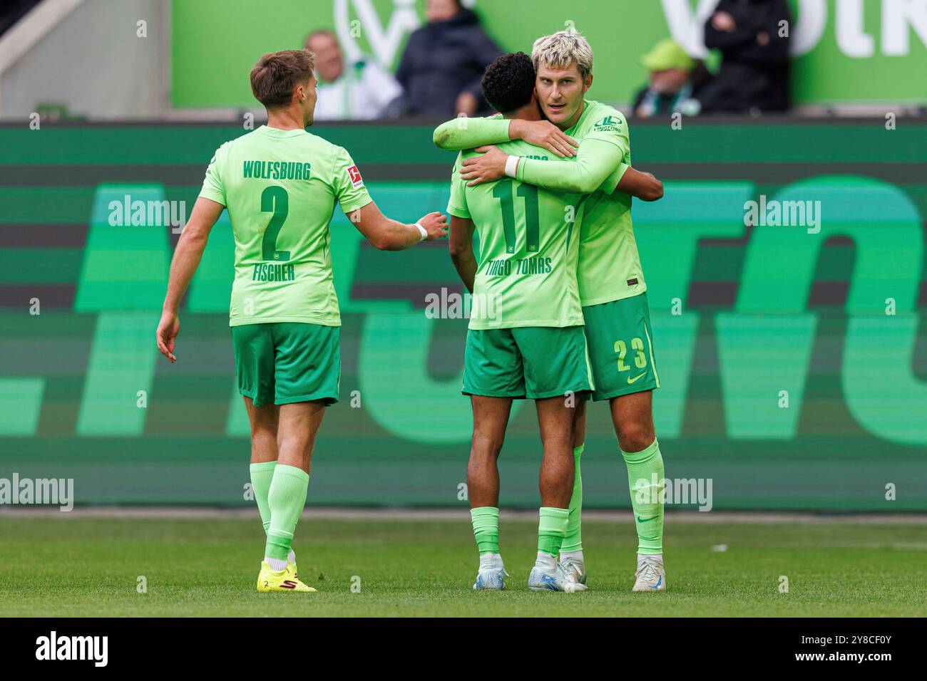 Wolfsburg, Germania. 28 settembre 2024. firo: 28.09.2024, calcio, calcio, 1. Campionato, 1. Bundesliga, VfL Wolfsburg - VfB Stuttgart Goal Protector Jonas Wind (VfL Wolfsburg) (a destra) festeggia dopo il suo obiettivo di arrivare al 1-0 con Tiago Tomas (VfL Wolfsburg) crediti: dpa/Alamy Live News Foto Stock