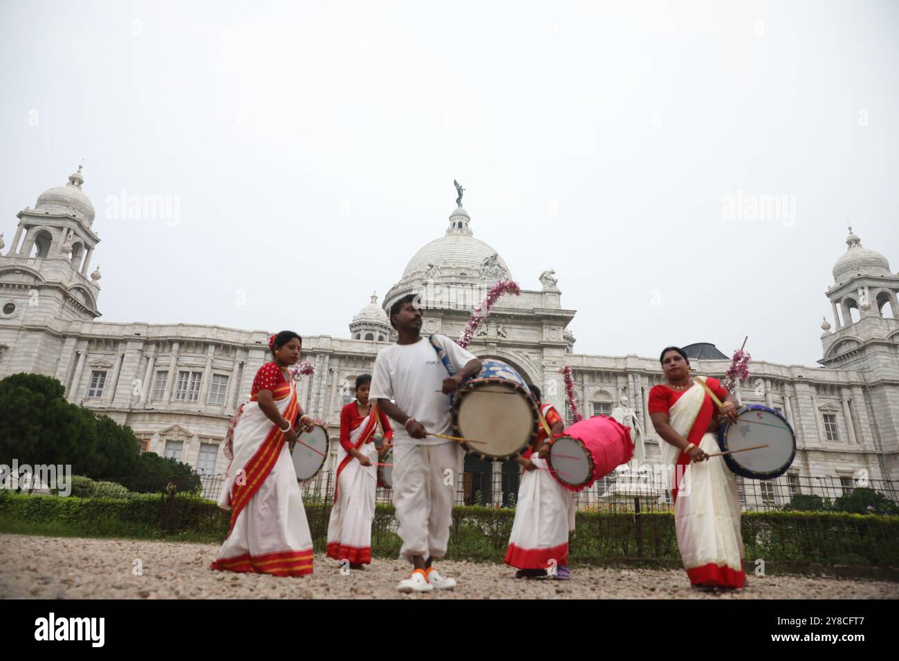 Kolkata, India. 4 ottobre 2024. I batteristi suonano i loro tradizionali tamburi indiani chiamati ''Dhak'' di fronte allo storico monumento Victoria Memorial, costruito durante il dominio coloniale britannico, prima di assistere alla danza ''Durgotsab'' a Kolkata, in India, il 4 ottobre 2024. L'annuale Durga Puja Festival, che inizia il 9 ottobre e termina il 13 ottobre, è uno dei festival più popolari per gli indù. Nella mitologia indù, la dea indù Durga simboleggia il potere e il trionfo del bene sul male. (Foto di Rupak De Chowdhuri/NurPhoto) crediti: NurPhoto SRL/Alamy Live News Foto Stock