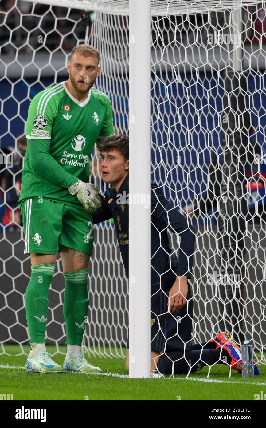 Lipsia, Germania. 2 ottobre 2024. Nicolo Savona (Juventus Torino) Re. Und Michele di Gregorio (Torwart, Juventus Torino) li. GER, RB Leipzig vs. Juventus Torino, Fussball, UEFA Champions League, 2. Spieltag, Saison 2024/2025, 02.10.2024 foto: Eibner-Pressefoto/Bert Harzer credito: dpa/Alamy Live News Foto Stock