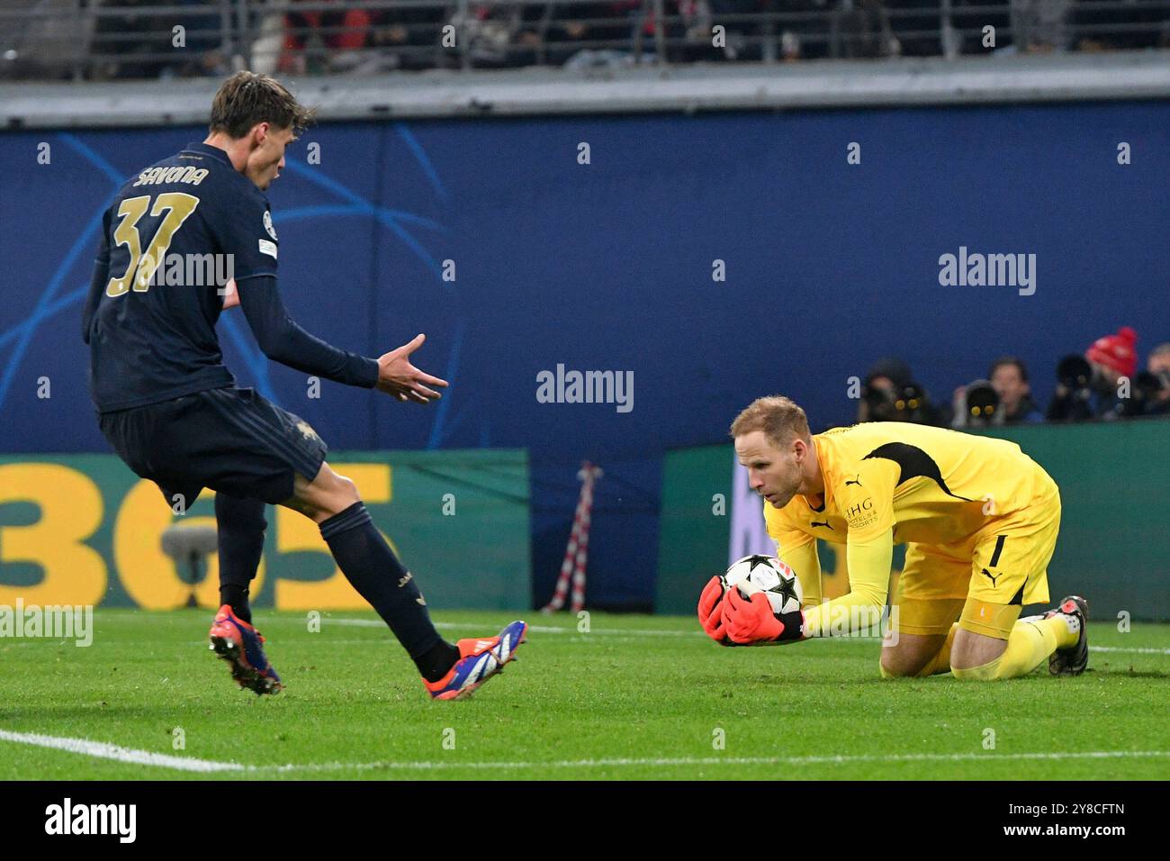 Lipsia, Germania. 2 ottobre 2024. Peter Gulacsi (Torwart, RB Leipzig) re., vor Andrea Cambiaso (Juventus Torino) li., am Ball. GER, RB Leipzig vs. Juventus Torino, Fussball, UEFA Champions League, 2. Spieltag, Saison 2024/2025, 02.10.2024 foto: Eibner-Pressefoto/Bert Harzer credito: dpa/Alamy Live News Foto Stock