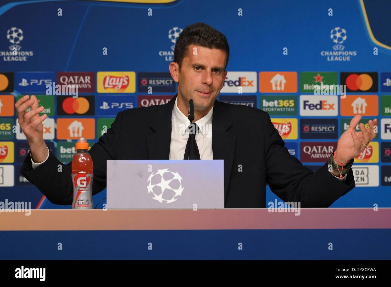 Lipsia, Germania. 3 ottobre 2024. Thiago Motta (Trainer, Juventus Torino) zur Pressekonferenz. GER, RB Leipzig vs. Juventus Torino, Fussball, UEFA Champions League, 2. Spieltag, Saison 2024/2025, 02.10.2024 foto: Eibner-Pressefoto/Bert Harzer credito: dpa/Alamy Live News Foto Stock