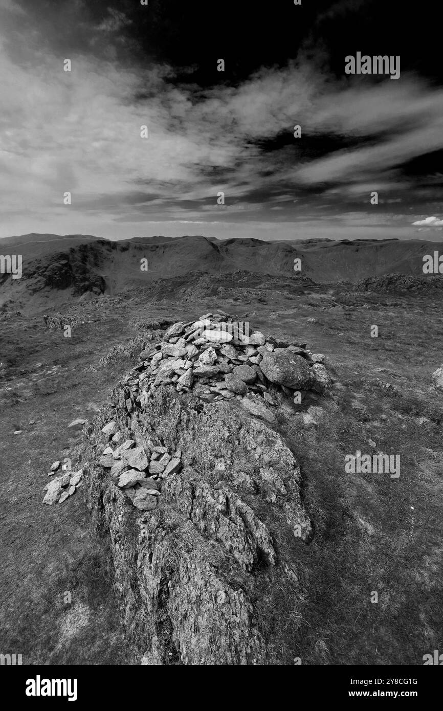 Vista del Summit Cairn di Kentmere Pike Fell, sopra il villaggio di Kentmere, Lake District National Park; Cumbria; Inghilterra; Regno Unito Kentmere Pike Fell è Foto Stock