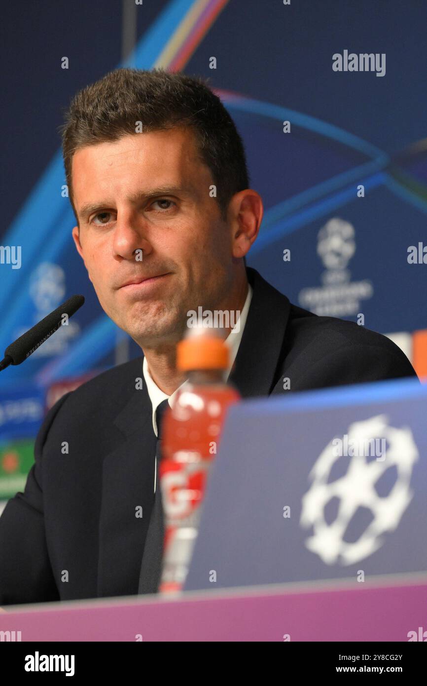 Lipsia, Germania. 3 ottobre 2024. Thiago Motta (Trainer, Juventus Torino) zur Pressekonferenz. GER, RB Leipzig vs. Juventus Torino, Fussball, UEFA Champions League, 2. Spieltag, Saison 2024/2025, 02.10.2024 foto: Eibner-Pressefoto/Bert Harzer credito: dpa/Alamy Live News Foto Stock