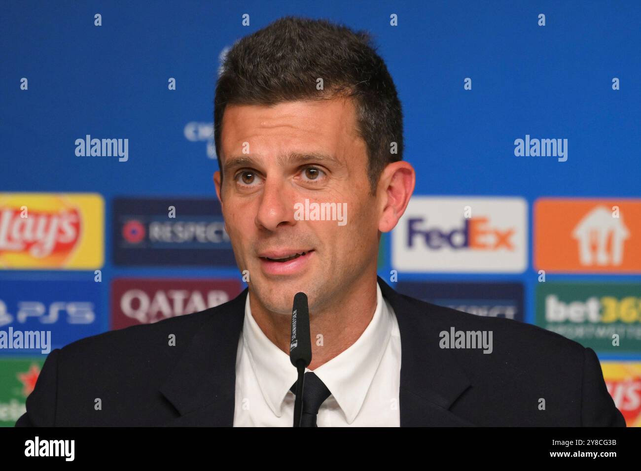 Lipsia, Germania. 3 ottobre 2024. Thiago Motta (Trainer, Juventus Torino) zur Pressekonferenz. GER, RB Leipzig vs. Juventus Torino, Fussball, UEFA Champions League, 2. Spieltag, Saison 2024/2025, 02.10.2024 foto: Eibner-Pressefoto/Bert Harzer credito: dpa/Alamy Live News Foto Stock