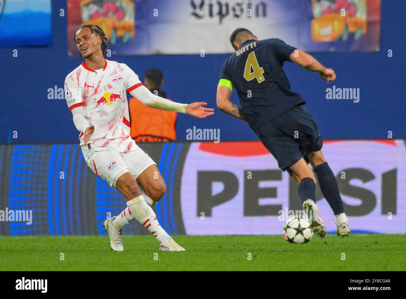 Lipsia, Germania. 2 ottobre 2024. Xavi Simons (RB Leipzig) li., frustriert, nachdem er den Ball an Federico gatti (Juventus Turin) Re., verloren Hat. GER, RB Leipzig vs. Juventus Torino, Fussball, UEFA Champions League, 2. Spieltag, Saison 2024/2025, 02.10.2024 foto: Eibner-Pressefoto/Bert Harzer credito: dpa/Alamy Live News Foto Stock