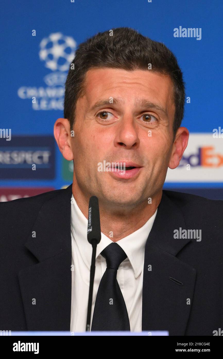 Lipsia, Germania. 3 ottobre 2024. Thiago Motta (Trainer, Juventus Torino) zur Pressekonferenz. GER, RB Leipzig vs. Juventus Torino, Fussball, UEFA Champions League, 2. Spieltag, Saison 2024/2025, 02.10.2024 foto: Eibner-Pressefoto/Bert Harzer credito: dpa/Alamy Live News Foto Stock