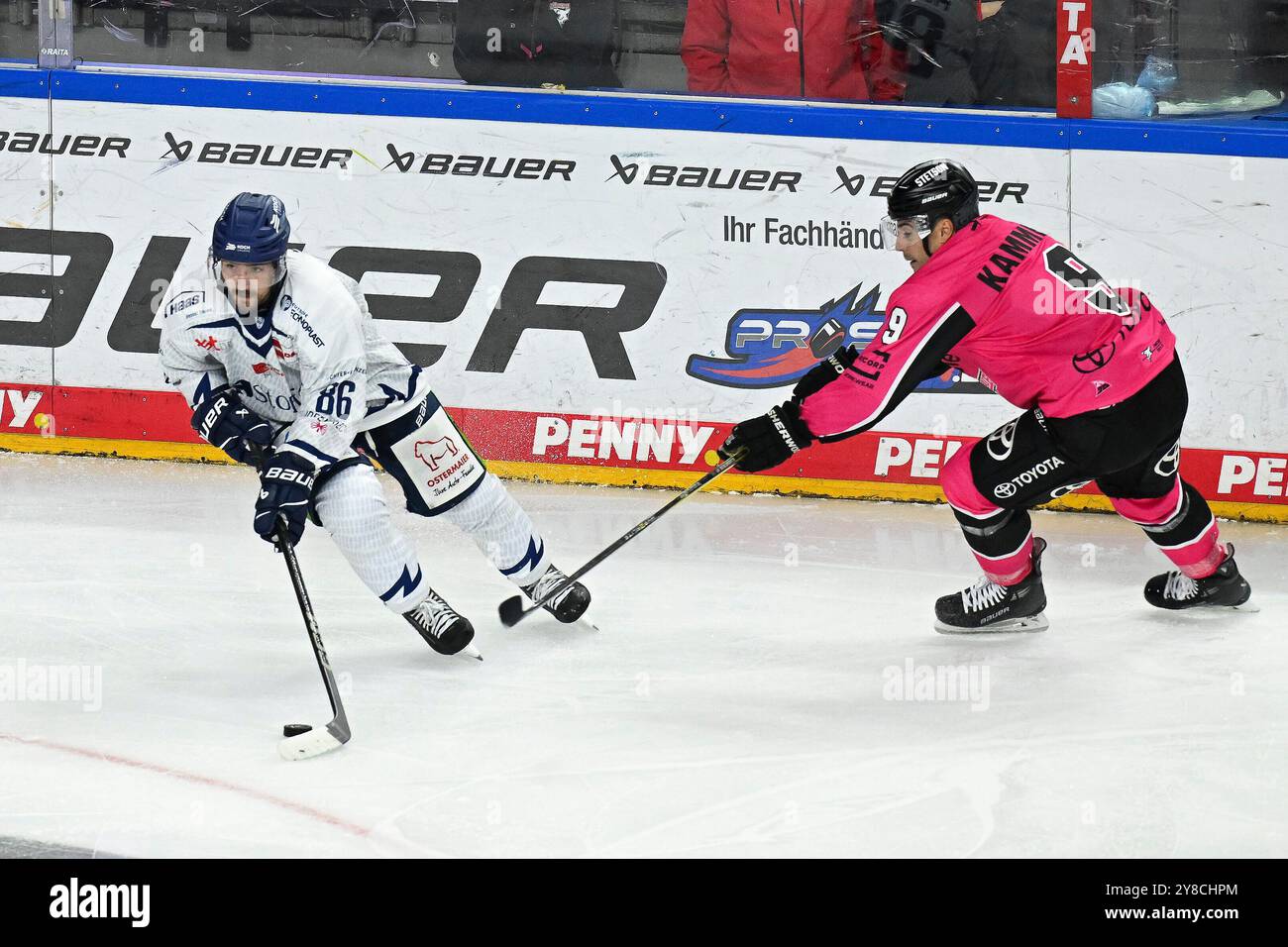 Eishockey DEL - 24/25 - 6. Spieltag: Kölner Haie vs Straubing Tigers am 03.10.2024 im in der LANXESS arena a Köln Kölns Maximilian Kammerer (Nr.9)g#Straubings Skyler McKenzie (Nr.86) foto: Osnapix Foto Stock