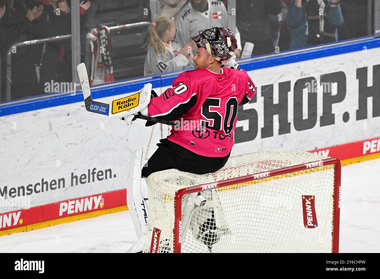 Eishockey DEL - 24/25 - 6. Spieltag: Kölner Haie vs Straubing Tigers am 03.10.2024 im in der LANXESS arena a Köln Nach der Ehrenrunde begann die Huda-Show von Kölns Torhüter Julius Hudacek (Nr.50) foto: Osnapix Foto Stock