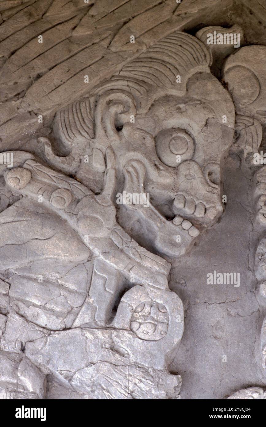Figura scheletrica, personificazione di morte e malattia su 4x16 m pannello di stucco Wahyoob, 5° livello di 7 livelli acropoli, rovine Maya Tonina, Chiapas, Mex. Foto Stock