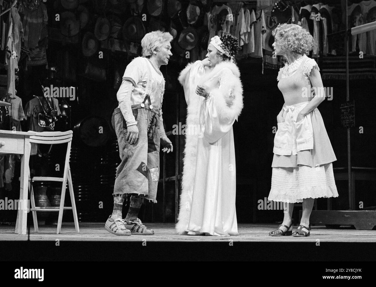 l-r: Michael Williams (Dromio di Siracusa), Judi Dench (Adriana), Francesca Annis (Luciana) nella COMMEDIA DEGLI ERRORI di Shakespeare alla Royal Shakespeare Company (RSC), Royal Shakespeare Theatre, Stratford-upon-Avon, Inghilterra 29/09/1976 design: John Napier illuminazione: Clive Morris messa in scena musicale: Gillian Lynne regista: Trevor Nunn Foto Stock