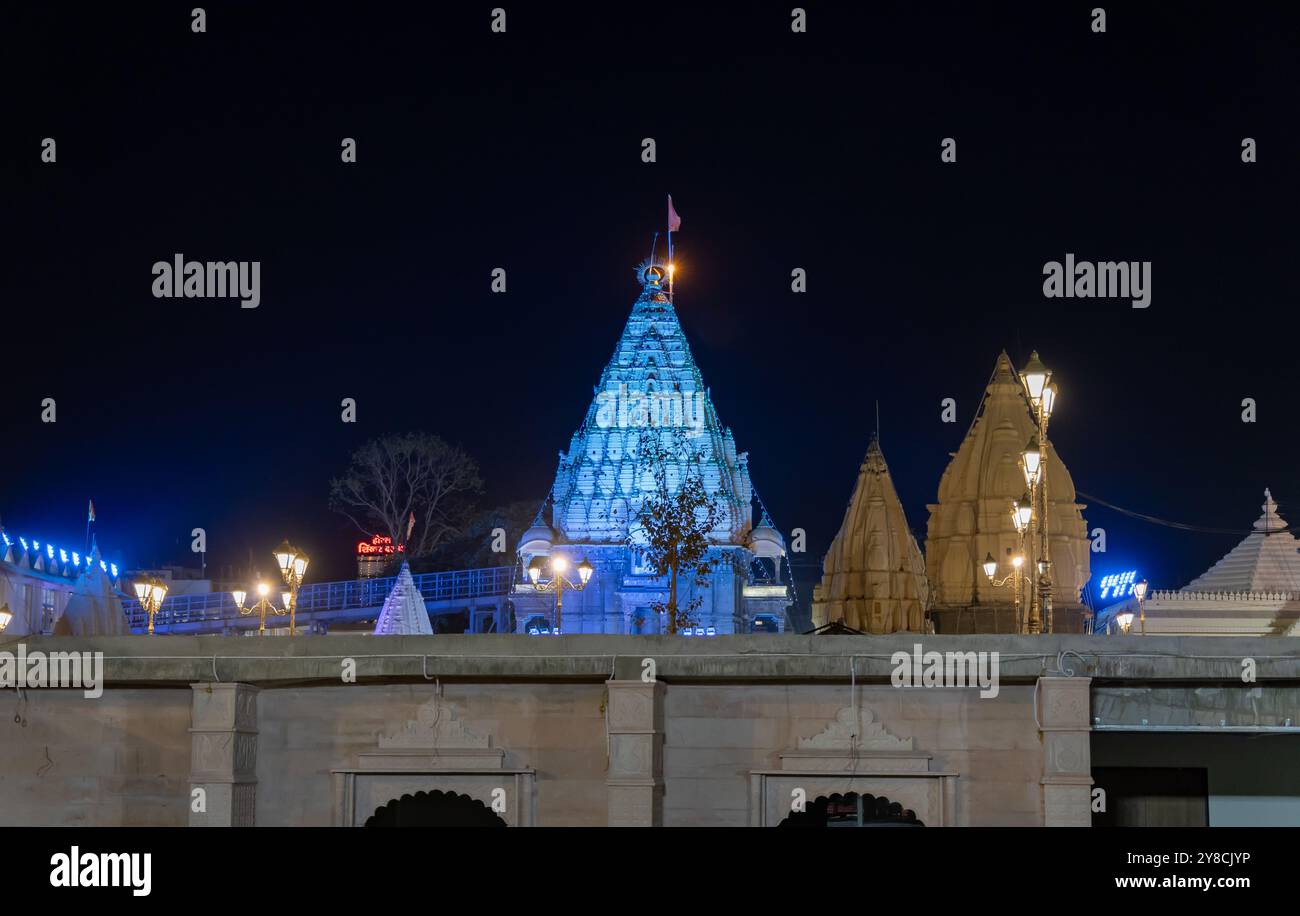 l'architettura della cupola del tempio sacro indù con luce colorata di notte viene scattata un'immagine al tempio mahakaleshwar mahakal di ujjain madhya pradesh india. Foto Stock