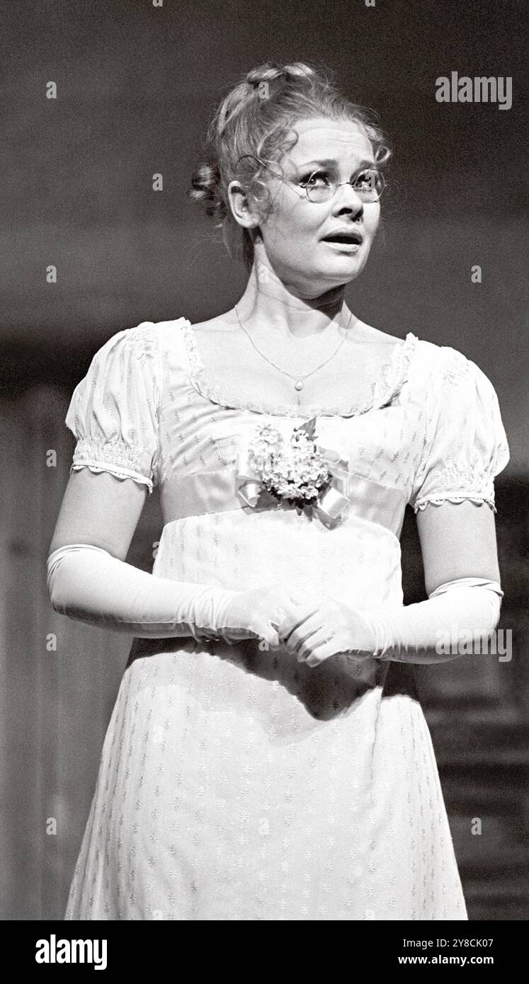 Judi Dench (Grace Harkaway) a LONDRA ASSICURAZIONE di Dion Boucicault alla Royal Shakespeare Company (RSC), Aldwych Theatre, Londra WC2 26/06/1970 scenografia: Alan Tagg costumi: David Walker regista: Ronald Eyre Foto Stock