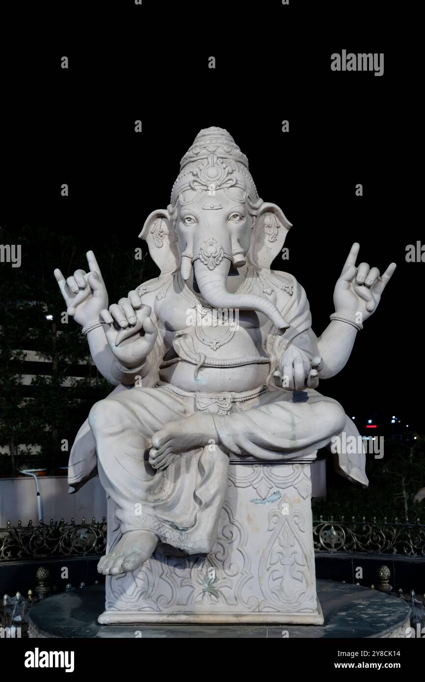 idolo del dio santo indù, signore ganesha, all'aperto da diverse angolazioni, l'immagine viene scattata al corridoio del tempio mahakaleshwar mahakal ujjain madhya pradesh indi Foto Stock