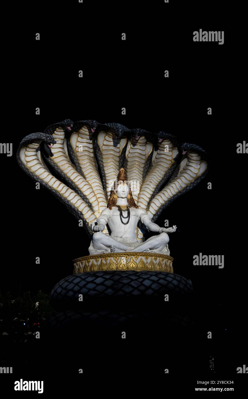 idol del dio santo indù, signore shiva, all'aperto da diverse angolazioni, l'immagine viene scattata al corridoio del tempio mahakaleshwar mahakal ujjain madhya pradesh india. Foto Stock