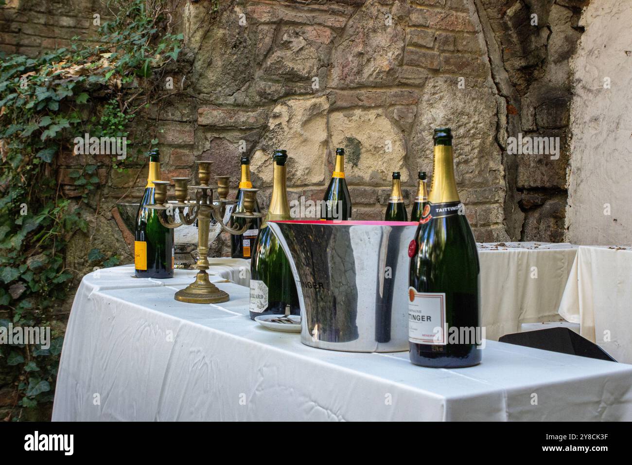Momenti di champagne tra le vecchie mura Foto Stock