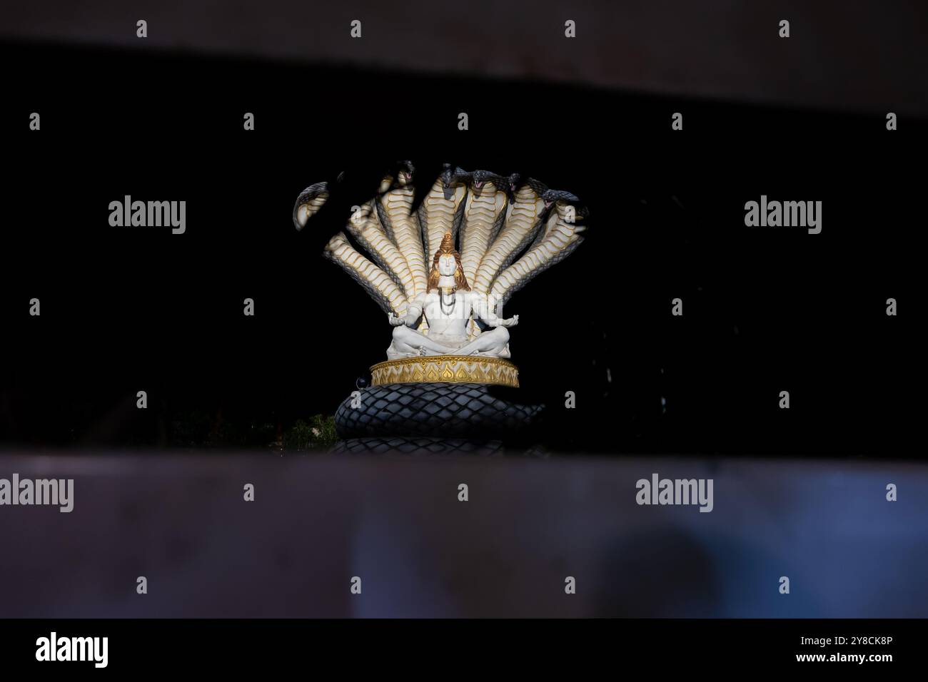 idol del dio santo indù, signore shiva, all'aperto da diverse angolazioni, l'immagine viene scattata al corridoio del tempio mahakaleshwar mahakal ujjain madhya pradesh india. Foto Stock