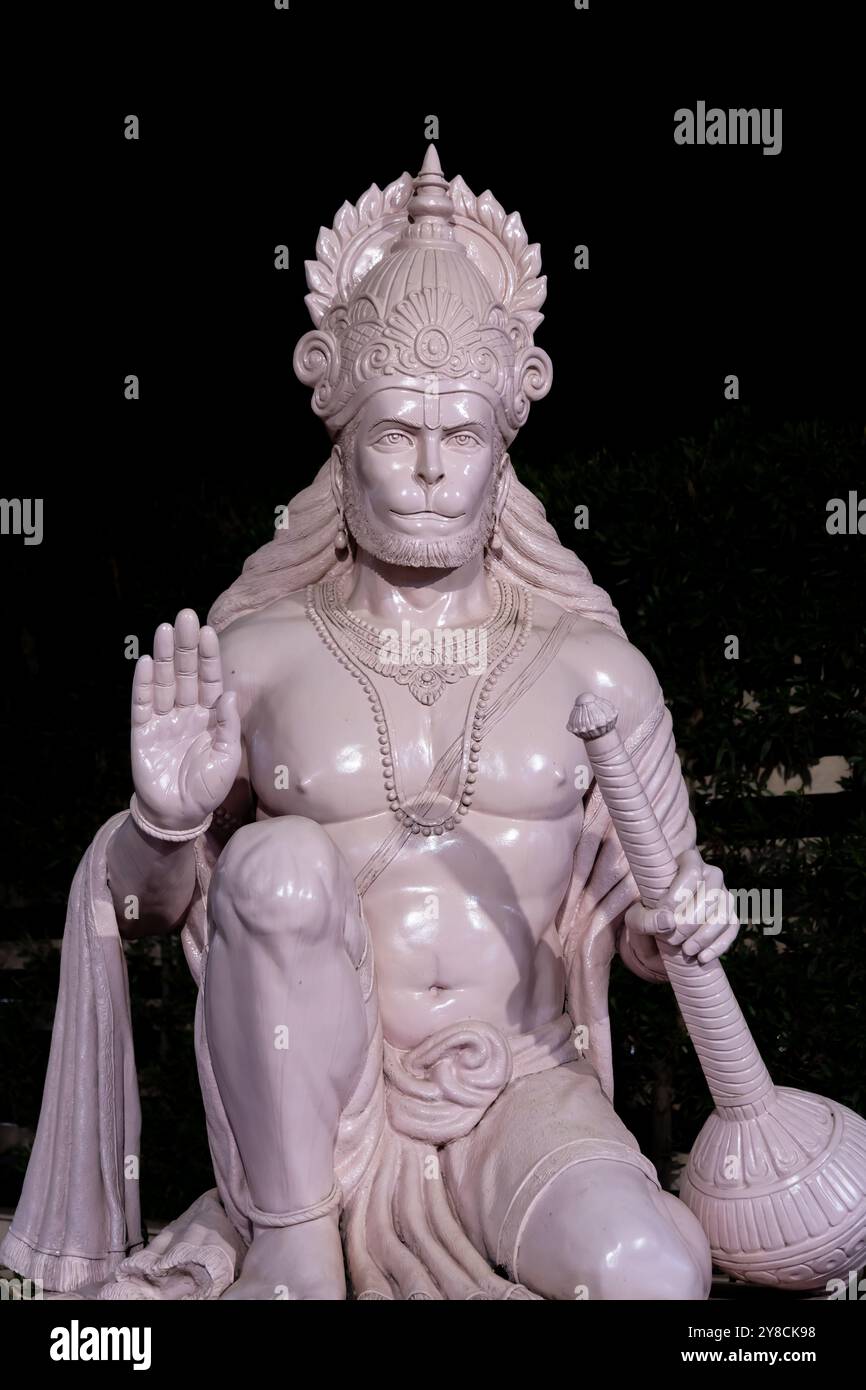 idol del dio santo indù, signore hanuman, all'aperto da diverse angolazioni, l'immagine viene scattata al corridoio del tempio mahakaleshwar mahakal ujjain madhya pradesh indi Foto Stock