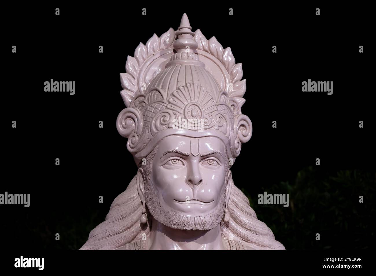 idol del dio santo indù, signore hanuman, all'aperto da diverse angolazioni, l'immagine viene scattata al corridoio del tempio mahakaleshwar mahakal ujjain madhya pradesh indi Foto Stock