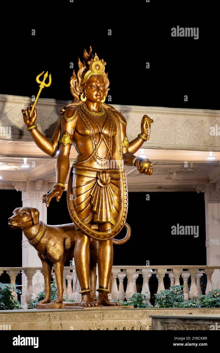 idoli del santo dio indù all'aperto di notte da angolazioni diverse l'immagine viene scattata al corridoio del tempio mahakaleshwar mahakal ujjain madhya pradesh india. Foto Stock