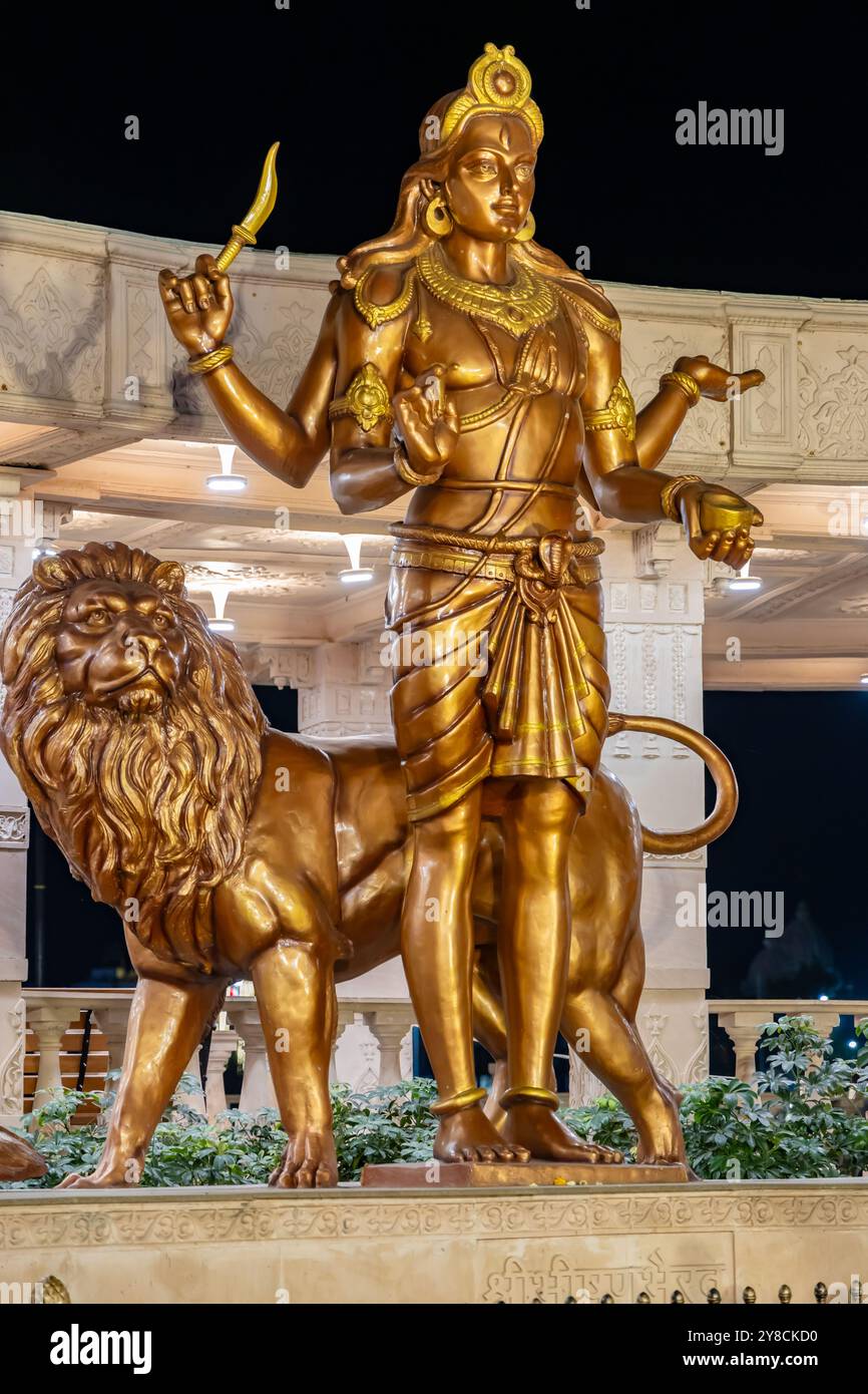 idoli del santo dio indù all'aperto di notte da angolazioni diverse l'immagine viene scattata al corridoio del tempio mahakaleshwar mahakal ujjain madhya pradesh india. Foto Stock