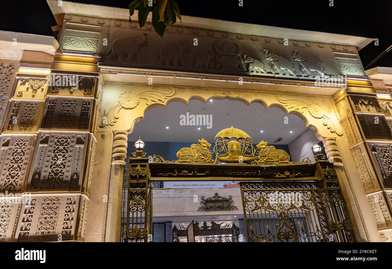 cancello d'ingresso del complesso del tempio santo indù di notte l'immagine viene scattata presso il corridoio del tempio mahakaleshwar mahakal ujjain madhya pradesh india. Foto Stock