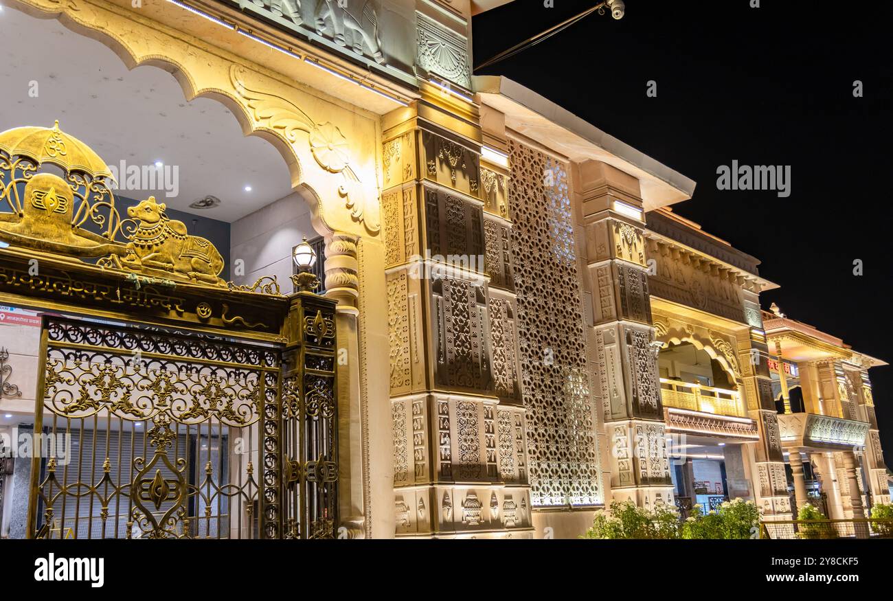 cancello d'ingresso del complesso del tempio santo indù di notte l'immagine viene scattata presso il corridoio del tempio mahakaleshwar mahakal ujjain madhya pradesh india. Foto Stock