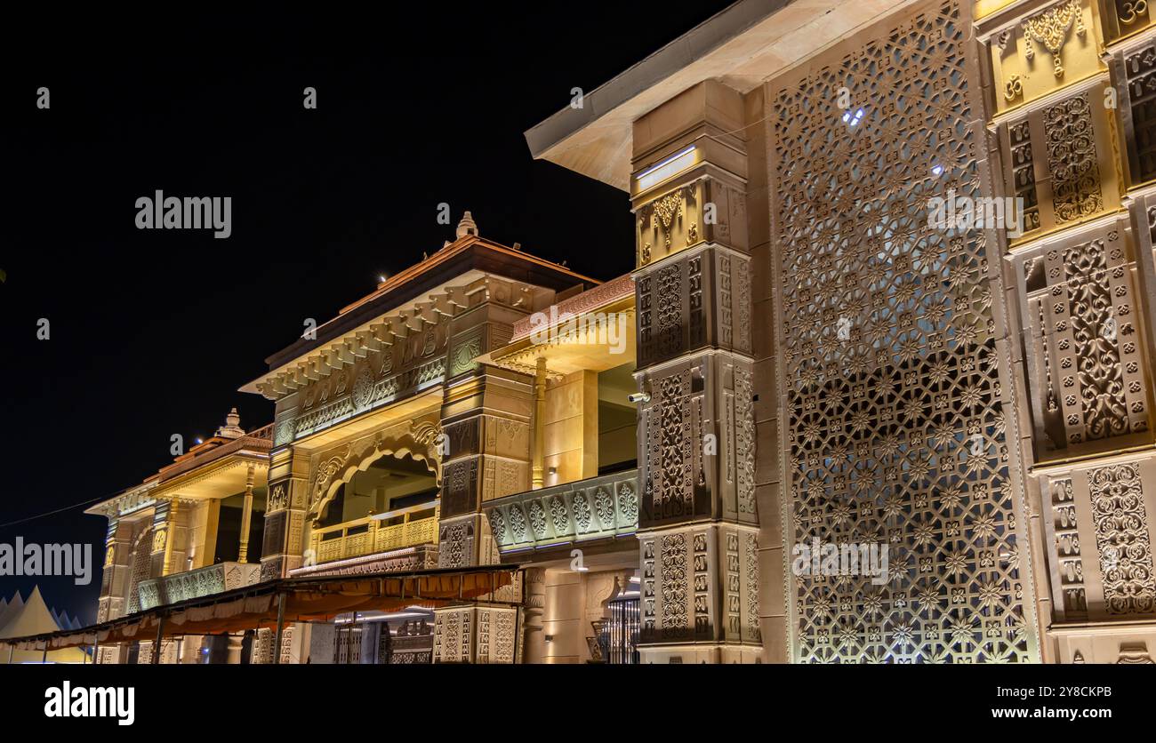cancello d'ingresso del complesso del tempio santo indù di notte l'immagine viene scattata presso il corridoio del tempio mahakaleshwar mahakal ujjain madhya pradesh india. Foto Stock