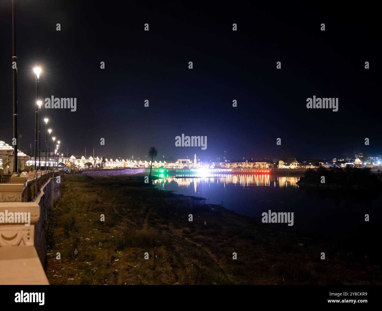 la vista notturna della città con illuminazione colorata da diverse angolazioni viene scattata presso il corridoio del tempio mahakaleshwar mahakal di ujjain madhya pradesh india. Foto Stock