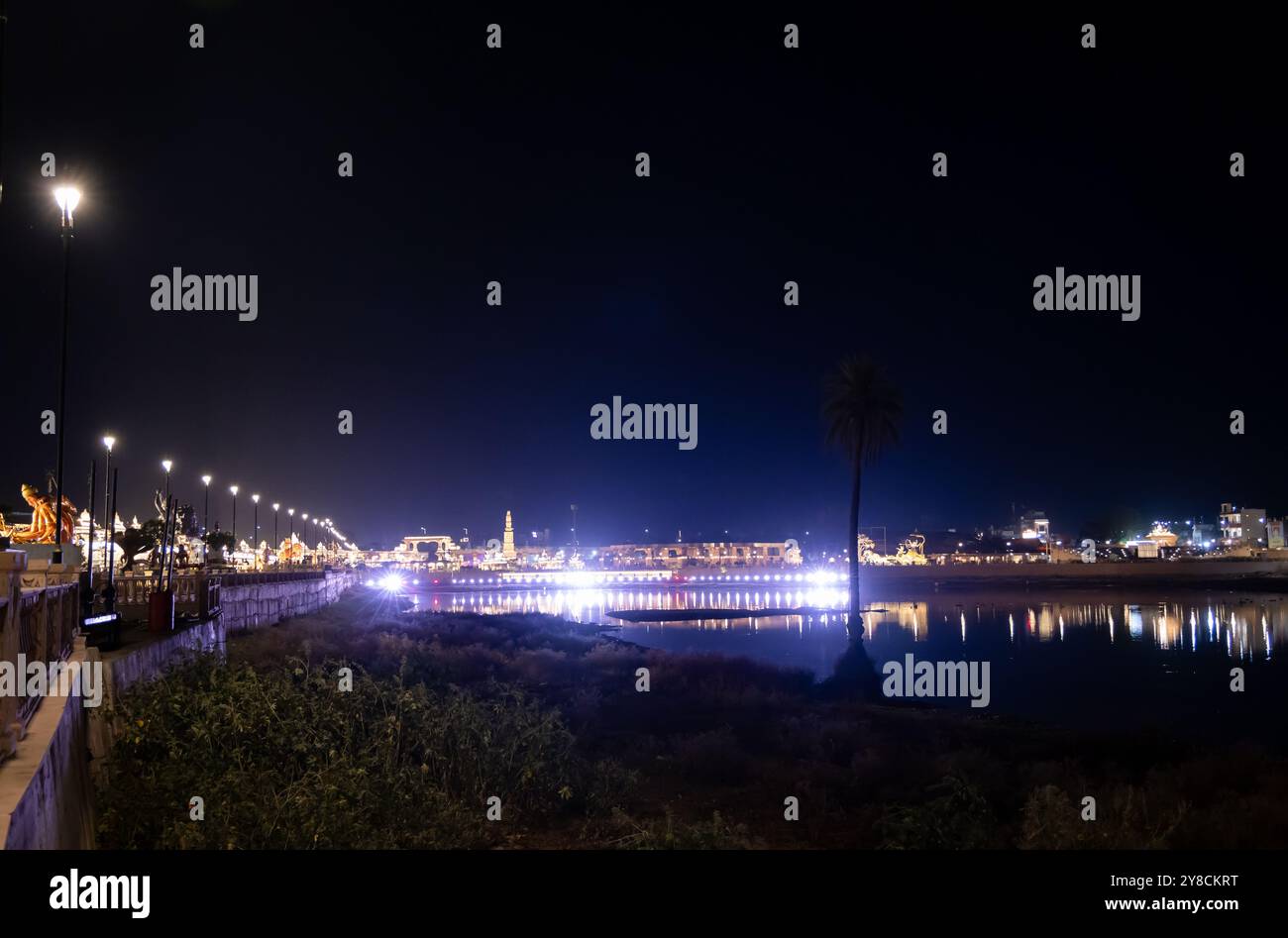 la vista notturna della città con illuminazione colorata da diverse angolazioni viene scattata presso il corridoio del tempio mahakaleshwar mahakal di ujjain madhya pradesh india. Foto Stock