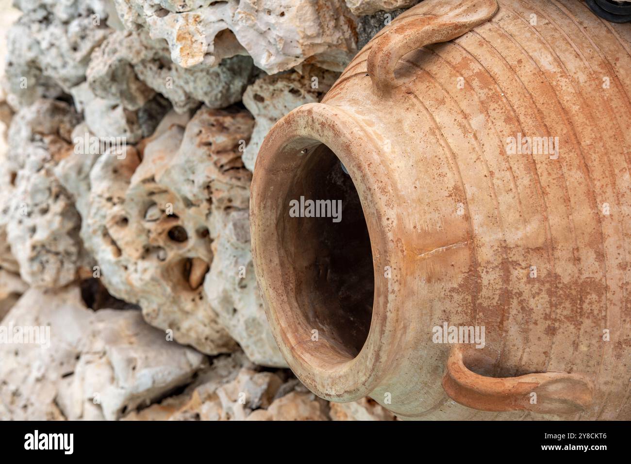 grande vino di terracotta o vaso d'oliva sul suo lato adagiato in un giardino come decorazione o statuaria del giardino Foto Stock