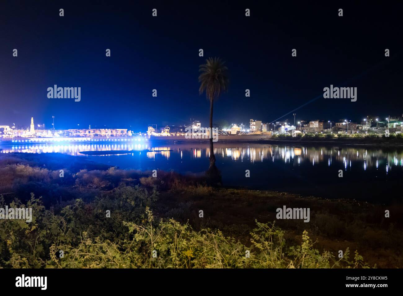 la vista notturna della città con illuminazione colorata da diverse angolazioni viene scattata presso il corridoio del tempio mahakaleshwar mahakal di ujjain madhya pradesh india. Foto Stock